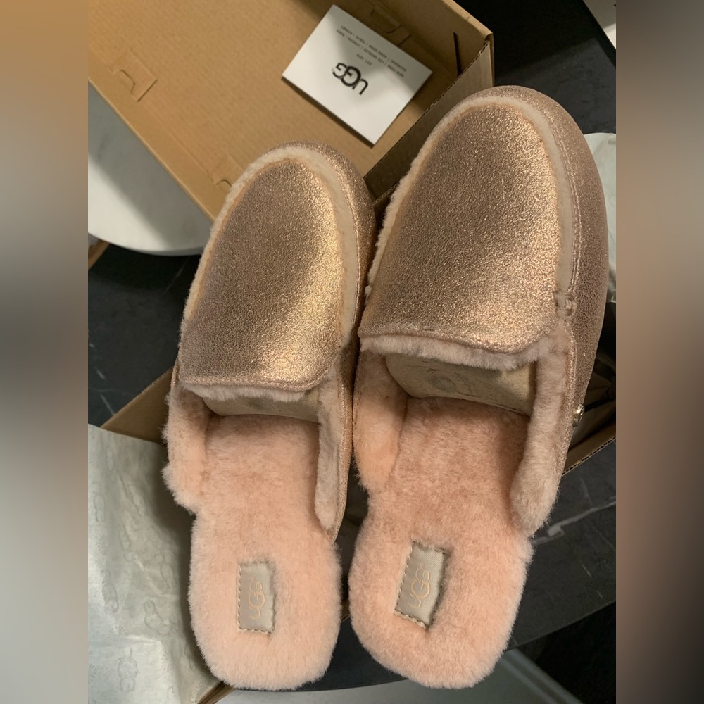 - New with box UGG women slippers in Metallic Rose gold 🎀 size 8 us